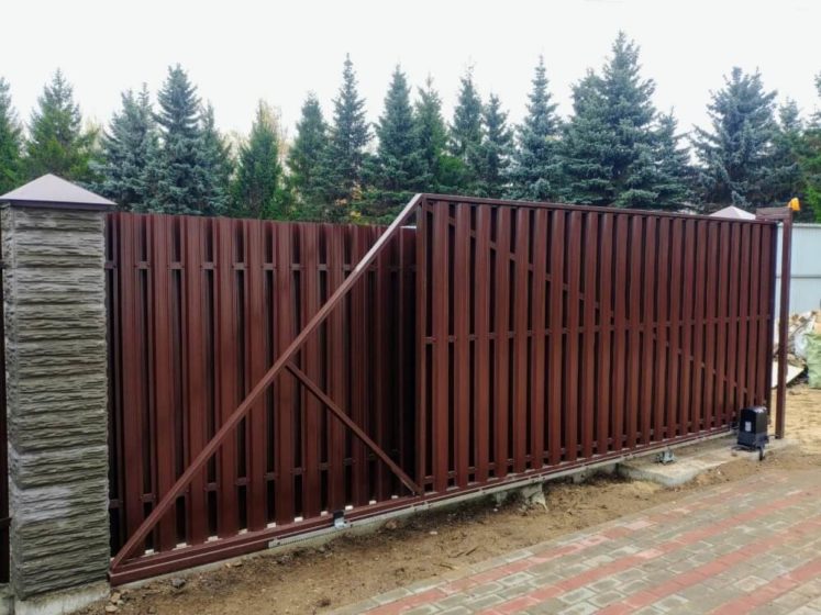Забор из евроштакетника с выдвижными воротами
